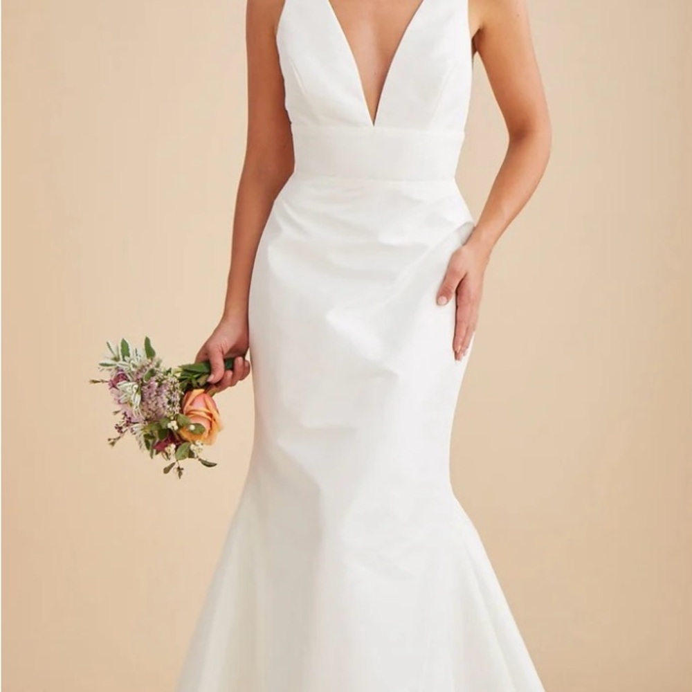Elegant White Sleeveless Plunge Neck Wedding Gown